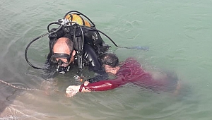 BOĞULAN SURİYELİ VATANDAŞI DALGIÇLAR ÇIKARDI