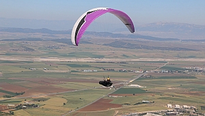 PAZARCIK'TA YAMAÇ PARAŞÜTÜ RÜZGARI ESTİ
