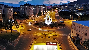 ABDÜLHAMİDHAN KAVŞAĞI’NA DEV LALE FİGÜRÜ