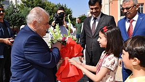 MAHÇİÇEK ÖĞRENCİLERİN KARNE HEYECANINA ORTAK OLDU