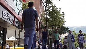 TRABZON CADDESİ’NE İNSAN SELİ