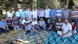 HEM ÖĞRETİYOR HEM EĞLENİYORLAR