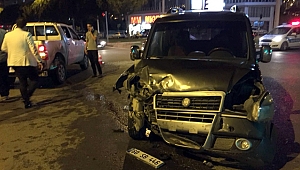 İKİ OTOMOBİL ÇARPIŞTI... 4 YARALI! 