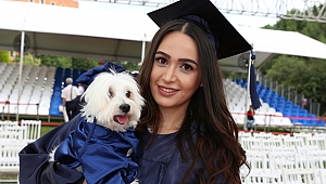 MİNİK KÖPEK “ÇAPO” SAHİBİYLE BERABER MEZUNİYET POZU VERDİ!