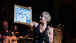 Cefakar Sıla Hasta Hasta Seyircisine Koştu