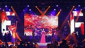 Ebru Gündeş’ten Mini Konser 