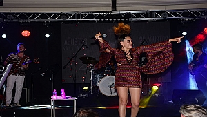 Genç Şarkıcıya Sevgili Kıyağı