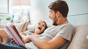 GÜNDE 20 DAKİKA KİTAP OKUYAN ÇOCUKLAR OKULDA DAHA İYİ PERFORMANS GÖSTERİYOR