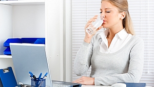 Ofisteki doğum günü kutlamasında yediğiniz bir dilim pastanın ardından ne kadar su içmelisiniz?