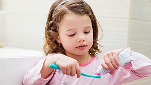 Tatilde Dişler Düzenli Şekilde Fırçalanmalı