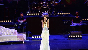 Yıldız'ın Binlerce Kişilik Korosu Avize Yerine Disko Topu