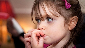 Baskı gören çocuk tırnak yiyor