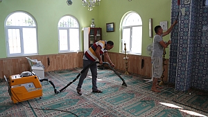 CAMİ TEMİZLİK EKİBİ HIZ KESMİYOR