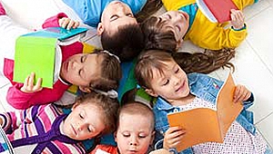 ÇOCUKLAR, KİTAPLARIN BÜYÜLÜ DÜNYASIYLA BULUŞUYOR