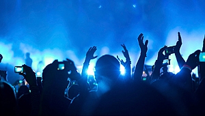 ERKEKLER EĞLENCEYE KADINLARDAN DAHA FAZLA PARA HARCIYOR