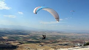 Kardelen Tepesi Paraşütçülerin Mekanı Oldu