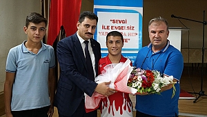 Milli Yüzücü Eroğlu Sporculara Örnek Oluyor