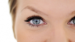 UYKUSUZLUK GÖZ KAPAĞI SARKMASINA SEBEP OLUYOR