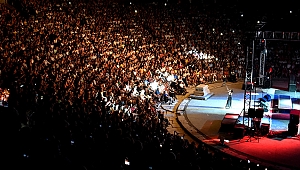 YILDIZ SEVGİSİ ANTİK TİYATRO'YA SIĞMADI