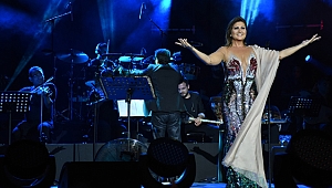 YILDIZ TİLBE VE SİBEL CAN YENİDEN HARBİYE AÇIKHAVA SAHNESİNDE