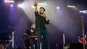 YOĞUN İSTEK ÜZERİNE SAHNESİNİ YARIM SAAT UZATTI