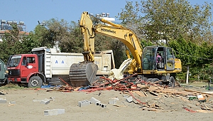 Anamur sahilindeki büfelerde yıkım