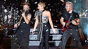 BİNLERCE MÜZİKSEVER İZMİR AÇIKHAVA’DA SILA’YI DİNLEDİ