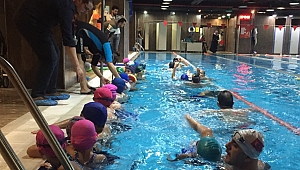 CEREBRAL PALSY’Lİ ÇOCUKLAR GUINESS DÜNYA REKORU SAHİBİ NAMIK EKİN İLE YÜZEREK EĞLENDİ