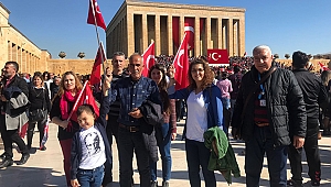 Cumhuriyet Bayramı’nda 3 aileye Ankara seyahati hediye etti