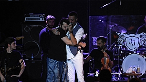 HALİL SEZAİ'Yİ BAĞRINA BASTI... 