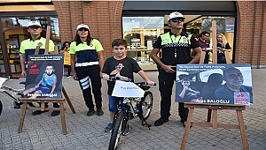 Hatalı sürücüleri uyaran çocuklara bisiklet