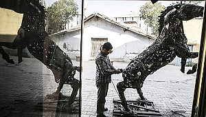 Hurda malzemelerden at heykeli yaptı