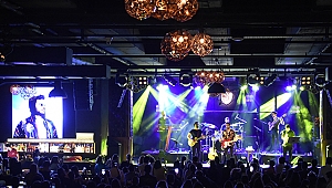 İLYAS YALÇINTAŞ'TAN YILDIZ TİLBE'YE ÖVGÜ