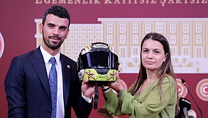 KENAN SOFUOĞLU HAYATINI KURTARAN KASKINI YEŞİLAY’A BAĞIŞLADI