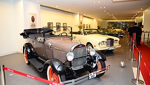 Klasik Otomobiller Sergisi Süzer Plaza’da