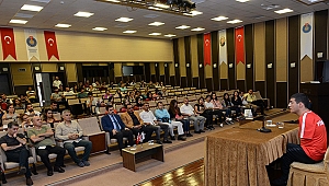 Milli Yüzücü Eroğlu, KSÜ Öğrencileriyle Bir Araya Geldi