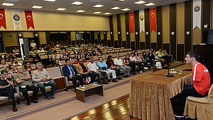 Milli Yüzücü Eroğlu, KSÜ öğrencileriyle bir araya geldi