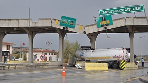 Motorin yüklü tanker otoyol gişelerine çarptı