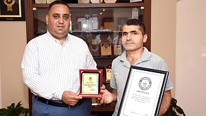 rekor kıran işçiye plaket