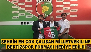 Şehrin En Çok Çalışan Milletvekiline Bertizspor Forması Hediye Edildi