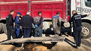  Tamir etmek istediği kamyonla duvar arasına sıkışarak öldü 