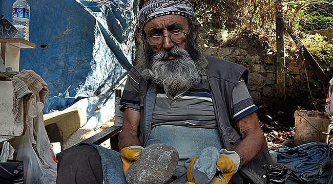 Taşlara 62 yıldır hayat veriyor