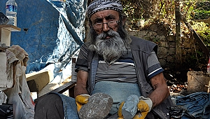 Taşlara 62 yıldır hayat veriyor