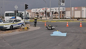 tur midibüsü motosiklete çarptı: 1 ölü