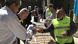 TÜRKİYE’NİN DÖRT BİR YANINDA AŞURE DAĞITILDI