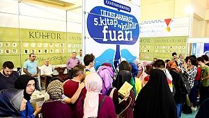 Usta Yazar Nuri Pakdil Kitaplarını İmzalıyor