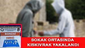 UYUŞTUCU SATICISI SOKAK ORTASINDA KISKIVRAK YAKALANDI