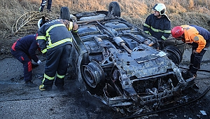 Adana'da devrilen otomobil yandı