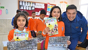 Akseki'de jandarma öğrencilere hediye dağıttı