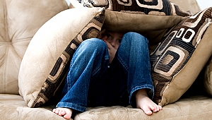 ANNENİN SUÇLULUK DUYGUSU ÇOCUKTA KAYGI VE ÖFKEYE SEBEP OLUYOR